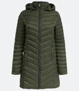 Campera puffer larga color verde militar, confeccionada en poliamida con relleno de poliéster. Tiene capucha ajustable, cierre frontal con cremallera, cuello alto y bolsillos laterales.