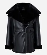Blazer negro confeccionado en material sintético PU, con cuello y puños de piel sintética, cierre por cremallera y cinturón con hebilla en la cintura.