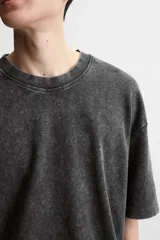 Camiseta azul con efecto lavado, corte holgado, cuello redondo y mangas cortas.