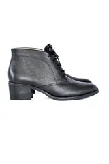 Botines negros de cuero con cordones, caña baja y tacón bloque.