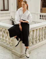 Bota Chelsea color crema de cuero vacuno, con elástico lateral negro, suela de cuero y taco de 2,5 cm. Hecha a mano en Argentina.