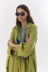 Camisa color beige de lino, de corte amplio, con cuello clásico y mangas 3/4.