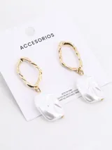 Aros colgantes con forma irregular, con pieza superior dorada y pieza inferior blanca con efecto nacarado.