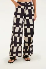 Pantalón wide de sarga con estampado de cuadrados en blanco y negro.