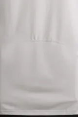 Musculosa deportiva negra de tejido elástico compresivo con cuello redondo y sisa ancha.