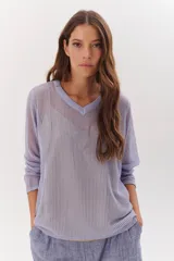 Sweater de punto calado color camel, con escote en V y mangas largas.