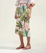 Pollera midi de viscosa con estampado de hojas y palmeras, de corte evasé y cierre trasero.