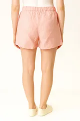 Short color borgoña de lino, tiro alto y cintura elastizada.