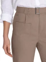 Pantalón de pierna recta y tiro alto color beige, con bolsillos estilo carpintero y cinturón con hebilla metálica.