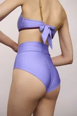 Culotte de bikini tiro alto color lila.
