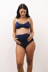 Bombacha de maternidad y postparto color azul marino, tiro alto con faja delantera de doble tejido para soporte abdominal y terminaciones suaves en las piernas.