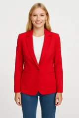Blazer rojo de corte entallado, con solapas de muesca, cierre frontal con un botón y bolsillos de ribete.