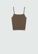 Top de punto fino color beige, con tirantes finos, escote cuadrado y diseño entallado.