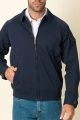 Campera color beige con cierre frontal, cuello camisero, bolsillos laterales y elástico en la cintura. Detalle de bolsillo en la manga izquierda.