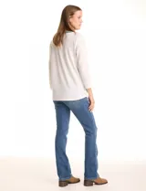 Blusa texturizada color blanco, con cuello a la base y escote en V. Presenta bordados en tonos verdes y blancos alrededor del escote y en el canesú. Mangas 3/4 y tejido suave y elastizado.