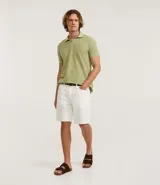 Polo de hombre color verde claro con efecto lavado, cuello polo y manga corta. Presenta un escote en V en la abertura del cuello.