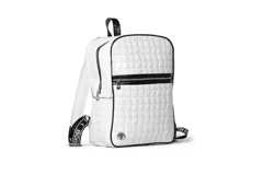 Mochila blanca con diseño acolchado a cuadros, detalles en negro y correas con logo de la marca.