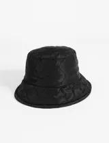Gorro tipo bucket negro, con diseño matelaseado, ideal para complementar looks de invierno.
