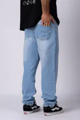 Pantalón de jean gris con efecto lavado, corte mom fit, tiro alto y pierna recta.