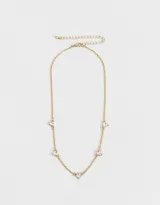 Collar corto dorado con cadena de eslabones y dijes de corazones con strass color rosa.