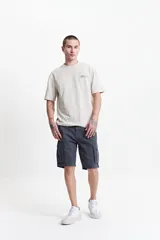 Bermuda cargo de corte clásico, confeccionada en tela resistente y cómoda, con pasa cintos, cremallera y botón.