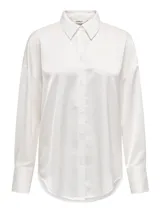 Camisa blanca de satén con cuello camisero, corte clásico, mangas largas con puños abotonados y cierre frontal con botones.