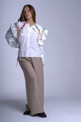 Camisa rosa de mangas largas con cuello Claudine con bordado de crochet multicolor y volados.