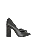 Zapatos de tacón alto, tipo stiletto, color negro. Fabricados en cuero liso, con punta afilada y tacón bloque texturizado.