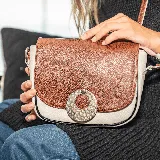 Morral en cuero vacuno bicolor, con bolsillo trasero con cierre y correa ajustable y removible.