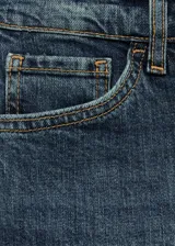 Pantalón de jean azul de tiro alto, corte recto y largo cropped.