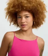 Blusa fucsia sin mangas con tirantes finos y escote cuadrado.