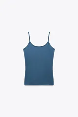 Camiseta de tirantes fina color azul petróleo, de corte ajustado y escote redondo.