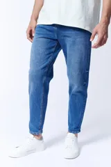 Pantalón de jean de corte slim taper color azul medio.