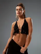 Top negro con lentejuelas, corte halter y espalda descubierta.