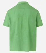 Camisa de hombre color verde claro, corte slim, de manga corta y cuello inglés. Confeccionada en viscosa texturizada.