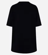 Remera blanca de algodón, corte oversized, con cuello redondo y manga corta.