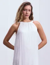 Vestido corto azul marino con escote halter fruncido y forro interno a tono.