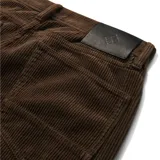 Pantalón de pana color marrón oscuro, de corte recto y tiro medio.