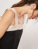 Top de lino con breteles anchos y diseño de franjas combinadas, ideal para el verano.