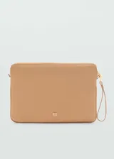 Funda color camel para laptop, con cierre de cremallera, asa corta y logo metálico en la parte inferior.