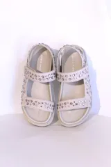 Sandalias negras con plataforma y apliques de strass.