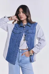 Campera de jean celeste con mangas largas color crudo.
