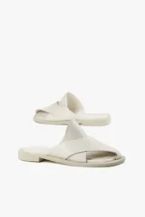 Sandalia de cuero color blanco, con diseño de tiras cruzadas y talón descubierto.