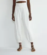 Pantalón aladín blanco de algodón con cintura ancha y puños elásticos.