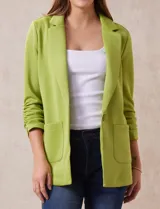Blazer blanco de Robert Louis con cuello con solapa, abertura central con botón, bolsillos delanteros y mangas 3/4 con frunces.