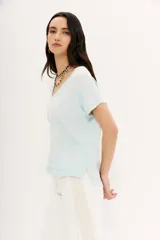 Remera celeste de algodón con escote en V y mangas cortas.