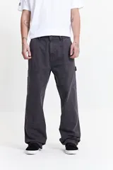 Pantalón carpenter de tela canvas color verde oscuro, tiro medio y corte relajado.