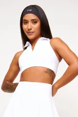 Top deportivo azul marino con cuello polo y cierre parcial con cremallera.