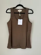 Musculosa marrón de lino con escote redondo y breteles anchos.