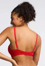 Soutien de encaje rojo, marca Montelle, sin aro y con copa formada. Abrocha detrás en tres posiciones.